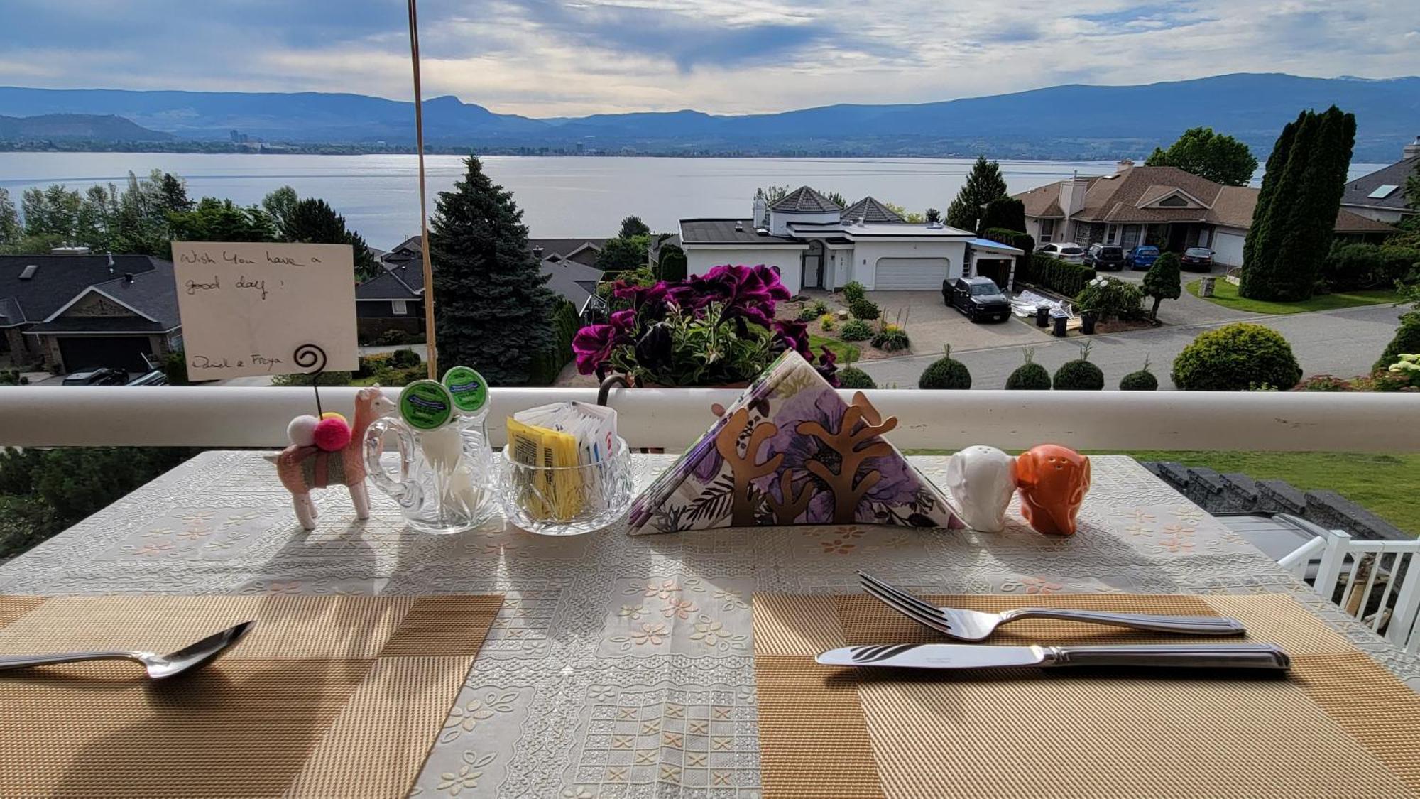 Lakeview Oasis Bed And Breakfast Вест-Келоуна Экстерьер фото